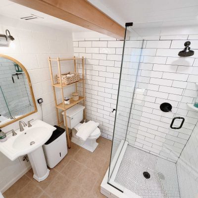 The full bath with its shower, sink, and toilet provide a complete and convenient space for guests to freshen up and relax, adding to their overall comfort and enjoyment during their stay