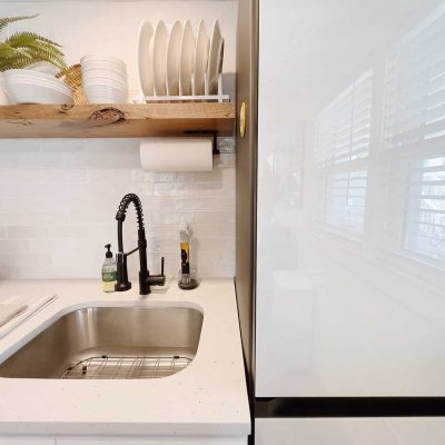 This clean and modern kitchen features a sleek design, state-of-the-art appliances and an uncluttered layout, creating a stylish and functional space for cooking and entertaining